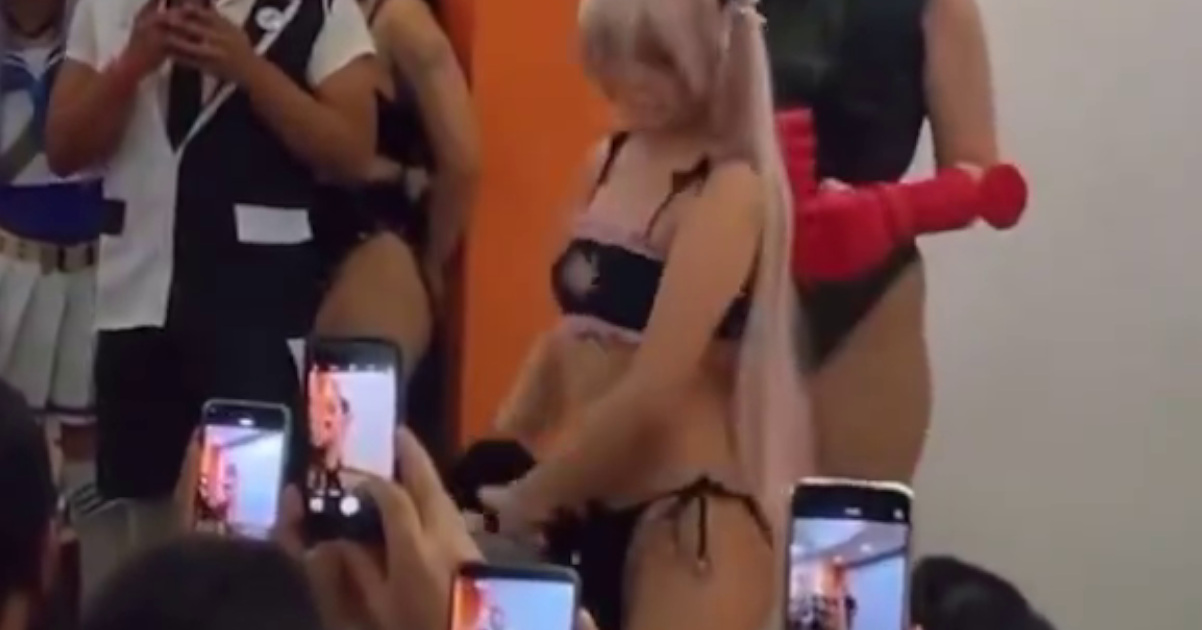 【動画】まんさんコスプレイヤー　撮影会場でおっぱいを出して注目を集めてしまう…